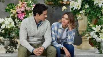 Chemise à carreaux bleue portée par Amanda (Aimee Teegarden) comme on le voit dans le film Une floraison de Pâques