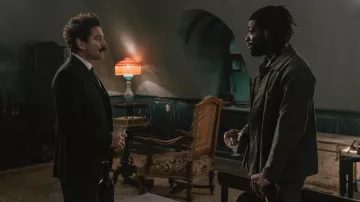 Veste en velours côtelé portée par Mishka (Fehinti Balogun) dans Un gentleman à Moscou (saison 1)