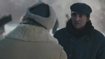 Chapeau porté par Sol Kurc (Lior Ashkenazi) tel qu’on le voit dans les tenues de la série télévisée We Were the Lucky Ones (saison 1)