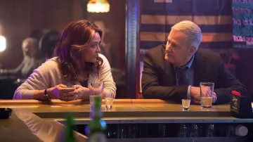 Montre ronde portée par la détective Angela Burgos (Lauren Vélez) dans American Rust (saison 2)