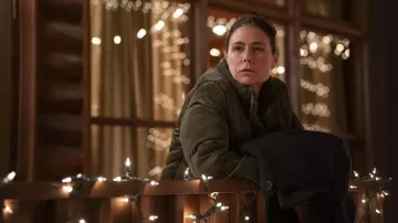 Doudoune en velours côtelé portée par Grace Poe (Maura Tierney) dans American Rust (saison 2)