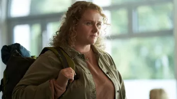 Surchemise vert olive portée par Helen Chambers (Danielle Macdonald) dans les tenues de la série télévisée The Tourist (S02E01)