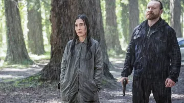 Imperméable porté par Lena Pascal (Victoria Haralabidou) dans The Tourist (saison 2 épisode 4)