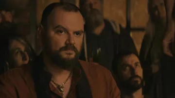 Collier chaîne porté par Tomasz (Rareş Dimofte) comme on le voit dans The Tourist (Saison 2 Épisode 3)