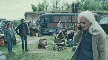 Veste cardigan portée par Niamh Cassidy (Olwen Fouéré) vue dans The Tourist (S02E04)