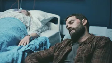 Camisa a cuadros usada por Elliot (Jamie Dornan) como se ve en The Tourist (T02E05)