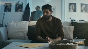 Cuello redondo usado por Elliot (Jamie Dornan) como se ve en The Tourist (Temporada 2, Episodio 6)