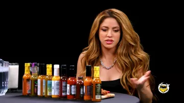 Collier chaîne porté par Shakira comme on le voit dans Hot Ones