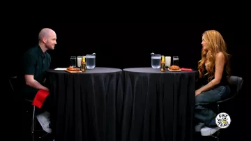 Baskets blanches à plateforme portées par Shakira comme on le voit dans Hot Ones