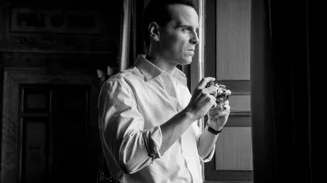 Caméra utilisée par Tom Ripley (Andrew Scott) dans la série télévisée RIPLEY (saison 1)