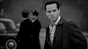 Manteau à carreaux porté par Tom Ripley (Andrew Scott) dans les tenues de la série télévisée RIPLEY (saison 1)