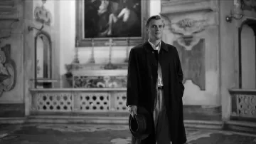 Trench-coat noir porté par Dickie Greenleaf (Johnny Flynn) dans la garde-robe de la série télévisée RIPLEY (saison 1)