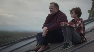 Le pull bordeaux porté par Simon (Grégory Gadebois) dans le film Paternel