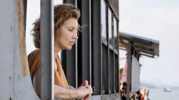 The gold bracelet worn by Carole Landreau (Alexandra Lamy) in the film The Green Promise
