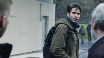 The khaki jacket worn by Julien (François Civil) in the film Pas de vagues