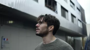 The glasses worn by Julien Keller (François Civil) in the film Pas de vagues