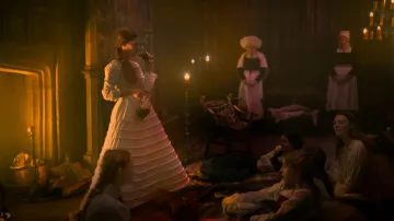 Robe blanche portée par Katherine Parr (Alicia Vikander) dans les tenues de films Firebrand