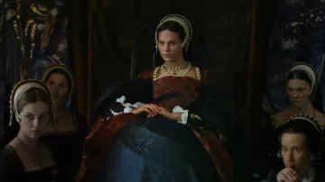 Colliers de perles portés par Katherine Parr (Alicia Vikander) comme on le voit dans Firebrand