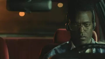 Lunettes dorées portées par Edmund Gaines (Luke James) dans Them (saison 2)