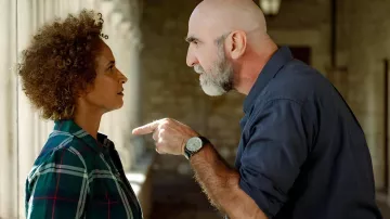 La camisa azul usada por Julien 'Casta' Castaneda (Eric Cantona) en la serie Brigada Anónima (S01E04)