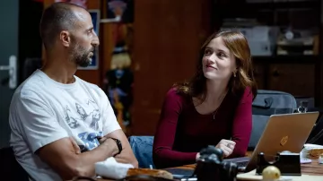 Le t-shirt culturisme porté par Nass (Arié Elmaleh) dans Brigade anonyme (Saison 1)
