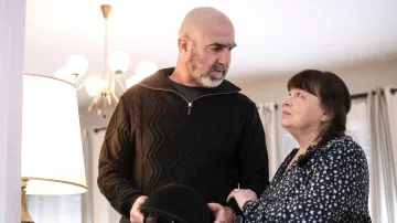 El suéter con cremallera que usa Julien 'Casta' Castaneda (Eric Cantona) en la serie Anonymous Brigade (Temporada 1)