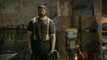 Pendentif collier porté par Teddy (Ger Kelly) comme on le voit dans Bodkin (Saison 1)