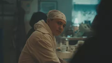 Bandana blanc porté par Warren (Javon Walton) tel qu’on le voit dans les tenues de la série télévisée Under the Bridge (saison 1)