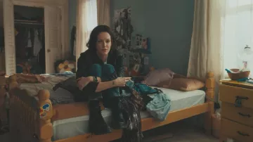 Bottes noires portées par Rebecca Godfrey (Riley Keough) dans les tenues de la série télévisée Under the Bridge (saison 1)