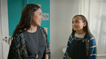 Pull en laine bleu rayé porté par Jane (Ava Louise Murchison) comme on le voit dans Jane (saison 2 épisode 1)