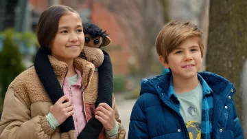 Veste zippée marron portée par Jane (Ava Louise Murchison) comme on le voit dans Jane (saison 2 épisode 2)