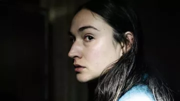 Boucles d’oreilles portées par The Visitor (Jordan Cowan) comme on le voit dans le film You’ll Never Find Me