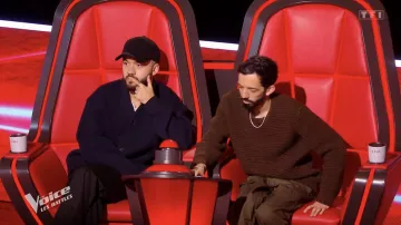 Le gilet bleu marine porté par Oli dans l'émission The Voice : Les Battles du 6 avril 2024