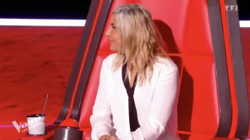 The white blouse and black tie worn by Zazie in the show The Voice: The Battles on April 6, 2024
