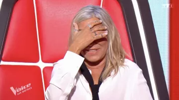 The ring worn by Zazie in The Voice: The battles of April 6, 2024