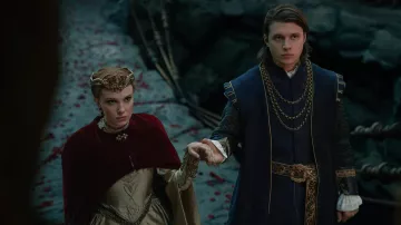 Costume bleu marine porté par le prince Henry (Nick Robinson) comme on le voit dans Damsel