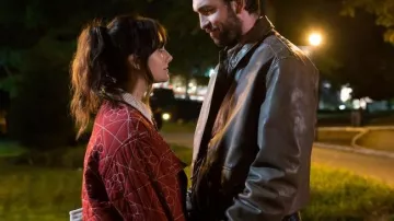 Veste matelassée rouge de Margot (Emilia Jones) en Cat Person