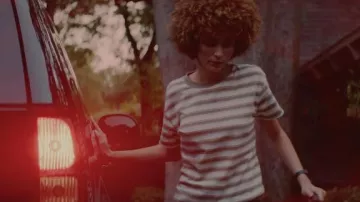 T-shirt rayé porté par Zoe (Cory Anne Roberts) comme on le voit dans le film Model House
