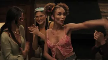 Soutien-gorge à fleurs porté par Zoe (Cory Anne Roberts) dans des tenues de film Model House
