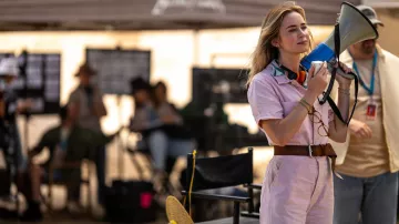 Combinaison rose portée par Jody Moreno (Emily Blunt) comme on le voit dans The Fall Guy