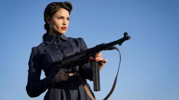 Vestido de mezclilla usado por Marjorie Stewart (Eiza González) como se ve en la película The Ministry of Ungentlemanly Warfare