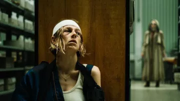 Chaqueta con cremallera usada por Gretchen (Hunter Schafer) como se ve en la película Cuckoo