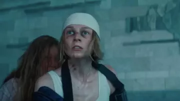 Collar usado por Gretchen (Hunter Schafer) como se ve en Cuckoo