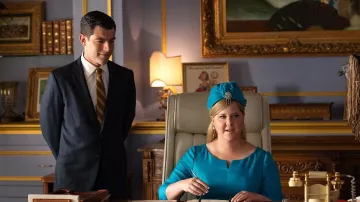 Conjunto de vestido azul y sombrero joya usado por Marjorie Post (Amy Schumer) como se ve en la bata de la película Unfrosted