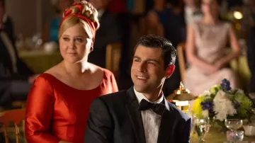 Esmoquin negro, pajarita y camisa blanca usada por Rick Ludwin (Max Greenfield) como se ve en Unfrosted