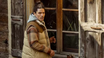 The sleeveless fur-lined jacket worn by Jaro (HATIK) in the series Anthracite (Season 1)