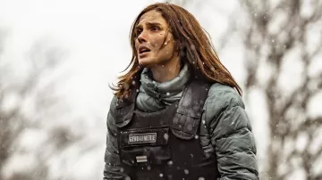 The down jacket worn by Giovanna (Camille Lou) in the series Anthracite (Season 1)