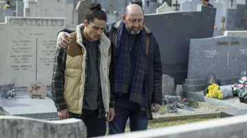The plaid scarf worn by Claude (Kad Merad) in the series Anthracite (Season 1)