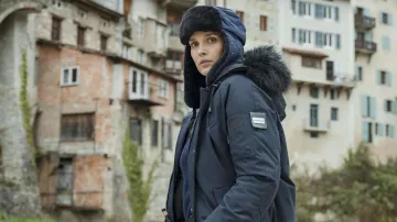 The navy blue parka worn by Giovanna (Camille Lou) in the series Anthracite (Season 1)