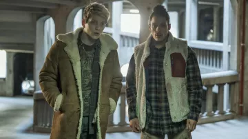 The fur-lined coat worn by Romeo (Godart Nicolas) in the series Anthracite (Season 1)